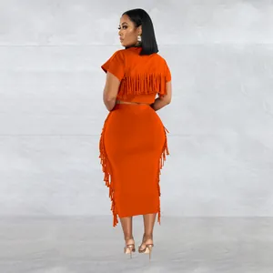 Rückansicht eines orangefarbenen zweiteiligen Outfits mit stylischen Fransenakzenten