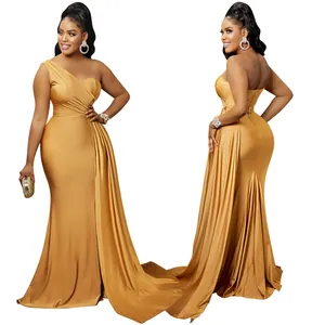 Elegante vestido de noche de sirena en satén dorado con un hombro y detalle de drapeado lateral.