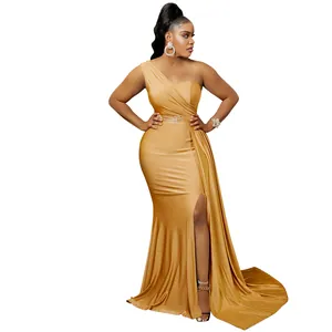 Elegante vestido de noche dorado de un solo hombro con abertura alta y dobladillo largo