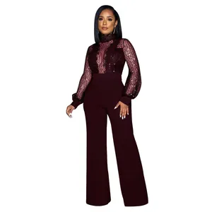 Détail de la combinaison bordeaux élégante en résille à paillettes avec pantalon large fluide.
