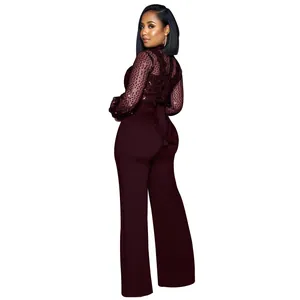 Détail vue arrière d'une combinaison bordeaux avec haut à paillettes et pantalon large