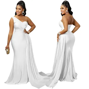Vista lateral y trasera detallada del elegante vestido de fiesta blanco de un hombro
