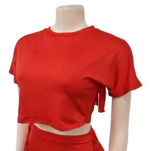 Nahaufnahme eines roten, kurzärmeligen Crop-Tops mit modischen Fransen für Damenbekleidung