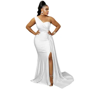 Elegante vestido de noche blanco de un solo hombro con abertura alta y cola