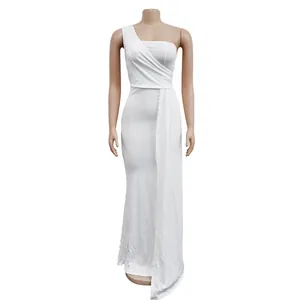 Elegante vestido largo ajustado blanco de un hombro en un maniquí