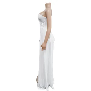 Vista lateral detallada de un elegante vestido largo blanco de un solo hombro en un maniquí