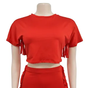 Rotes modisches Zweiteiler-Set mit Fransen, bestehend aus Crop-Top und passendem Rock