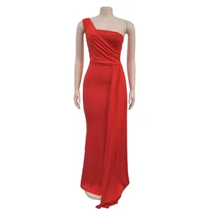 Elegante vestido largo rojo ajustado de un hombro con detalle de drapeado lateral para fiesta.