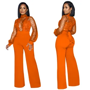 Combinaison élégante en dentelle orange à paillettes, manches longues et pantalon large.