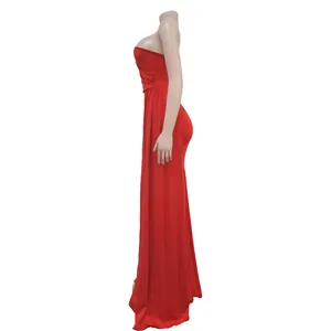 Perfil lateral de un impresionante vestido largo rojo palabra de honor en un maniquí