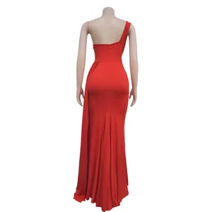 Vista posterior detallada de un elegante vestido de noche rojo de un solo hombro en un maniquí