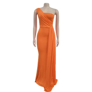 Vestido largo naranja de un hombro con corpiño fruncido y detalle de falda drapeada