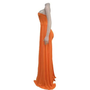 Vista lateral de un elegante vestido largo naranja sin tirantes para las fiestas