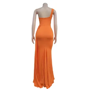 Vista trasera de elegante vestido largo ajustado naranja de un hombro con dobladillo