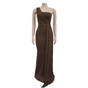 Elegante vestido de noche largo marrón chocolate con un solo hombro para fiestas de gala