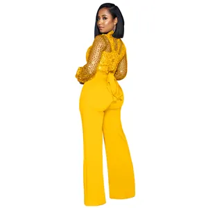Vue arrière d'une combinaison jaune à paillettes avec pantalon large et ceinture.