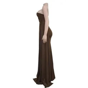 Vista lateral de un elegante vestido de noche ajustado marrón con falda larga hasta el suelo