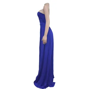 Vista lateral detallada de un elegante vestido de fiesta largo azul real sin tirantes mujer