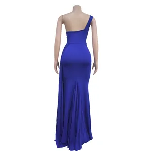 Vista trasera de un elegante vestido de fiesta largo azul real con un solo hombro