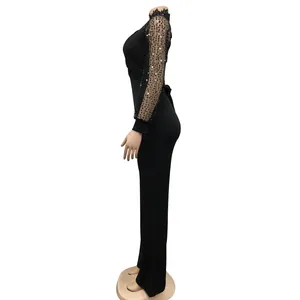 Vue latérale d'une combinaison noire élégante avec manches à paillettes et dentelle