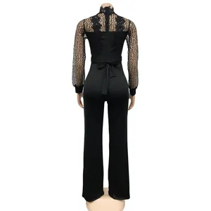 Vue arrière d'une combinaison noire en dentelle avec manches transparentes et ceinture