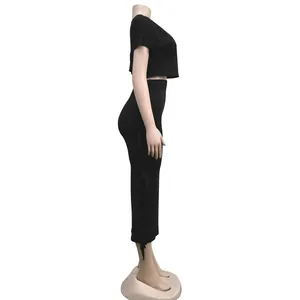 Detailansicht von schwarzem Kurzarm-Crop-Top und Maxirock-Set mit seitlichen Fransen