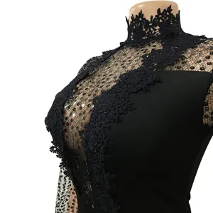 Gros plan du corsage en dentelle noire d'une combinaison transparente pour femme