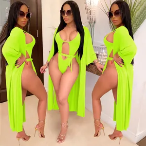 Sexy neongrünes Bikini-Set mit passendem Langarm-Überwurf für Damen am Sommertag.