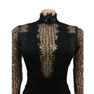 Gros plan d'une combinaison noire en dentelle avec paillettes et manches longues