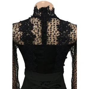 Détail du dos d'une combinaison en dentelle noire avec paillettes et col montant