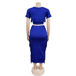 Rückansicht von königsblauem Crop-Top und Rock-Set mit Fransen-Details, blau