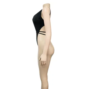 Professionelle Seitenansicht eines sexy schwarzen hochgeschnittenen Badeanzugs