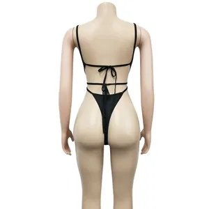 Rückansicht eines schwarzen, sexy einfarbigen Einteiler-Badeanzug-Thong-Bikinis