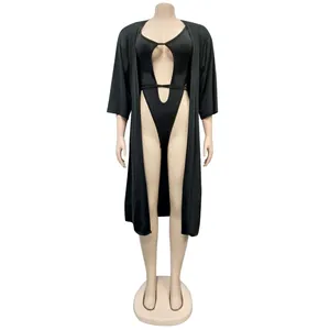Detailansicht eines schwarzen dreiteiligen Badeanzugs mit langem Cover-up am Model