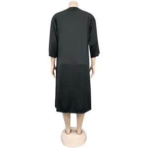 Rückansicht eines langärmeligen schwarzen einfarbigen Damen-Midi-Strandkleids auf einer Puppe