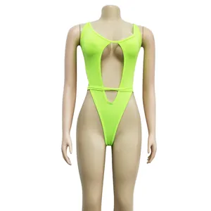 Detailansicht eines sexy neongrünen Bodysuits mit Ausschnitten auf einer Schaufensterpuppe
