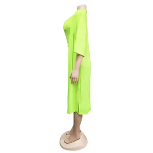 Seitenprofil eines neongrünen Badeanzug-Sets mit langem Cardigan und Seitenschlitzen