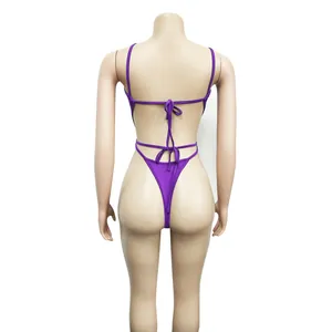 Rückansicht eines sexy lilafarbenen einteiligen Bikini-Badeanzugs an einer Schaufensterpuppe