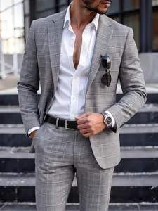 Detailansicht eines grauen Business-Anzugs für Herren mit klassischem Karomuster Design