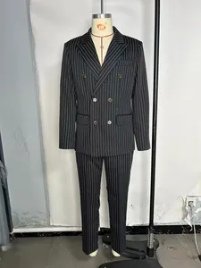 Vue détaillée d'un costume noir à fines rayures croisé pour homme sur un mannequin de couture.