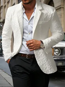 Detailopname van het witte bloemen jacquard patroon op een herenfeest colbert blazer