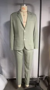 Vue détaillée d'un costume d'affaires vert sauge coupe ajustée pour hommes sur mannequin