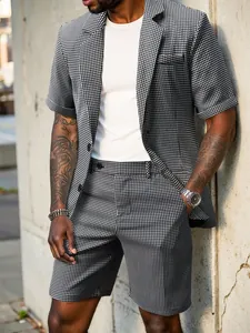 Détail de l'ensemble blazer à manches courtes et short à carreaux noir et blanc
