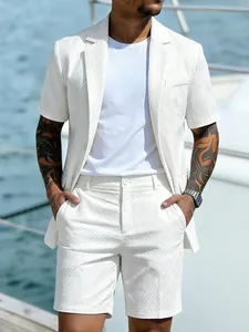 Ensemble blazer à manches courtes et short blanc texturé pour homme sur un yacht