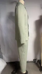 Détail de profil latéral d'un costume moderne pour hommes vert sauge sur un mannequin