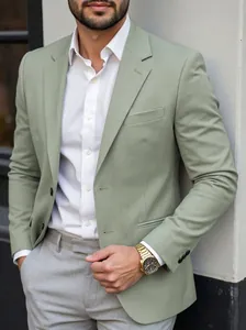 Detailaufnahme eines herren slim fit blazers in salbeigrün mit einem weißen hemd