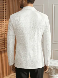 Gedetailleerd achteraanzicht van een luxe witte jacquard heren blazer voor feestavonden
