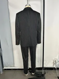 Vue arrière détaillée d'un ensemble costume classique noir à rayures tennis pour homme
