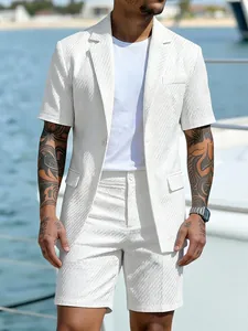 Vue détaillée d'un ensemble blazer à manches courtes et short blanc à texture gaufrée chic
