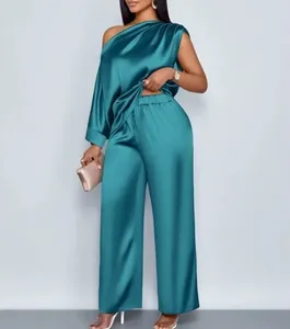 Elegante blauwgroene satijnen set met one-shoulder top en wijde broek voor dames.